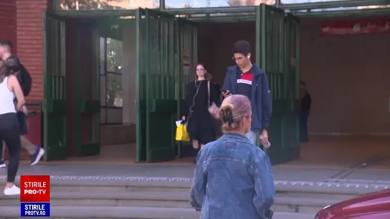 Raport INS: Marea majoritate a românilor nu reuşesc să lege prietenii ori să discute lucruri personale cu colegii de muncă