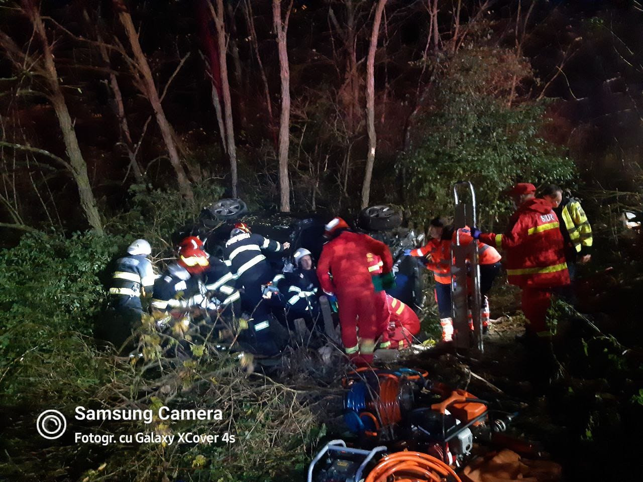 Mașină răsturnată, după ce un șofer băut și cu permisul suspendat a pierdut controlul vehiculului. Patru răniți, la spital