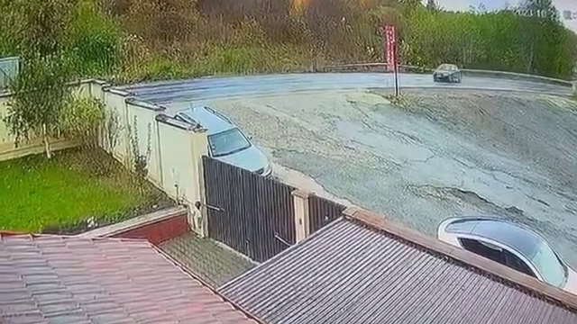 A scăpat ca prin minune după ce mașina în care se afla a trecut printr-un gard de cărămizi. Soțul femeii se afla la volan