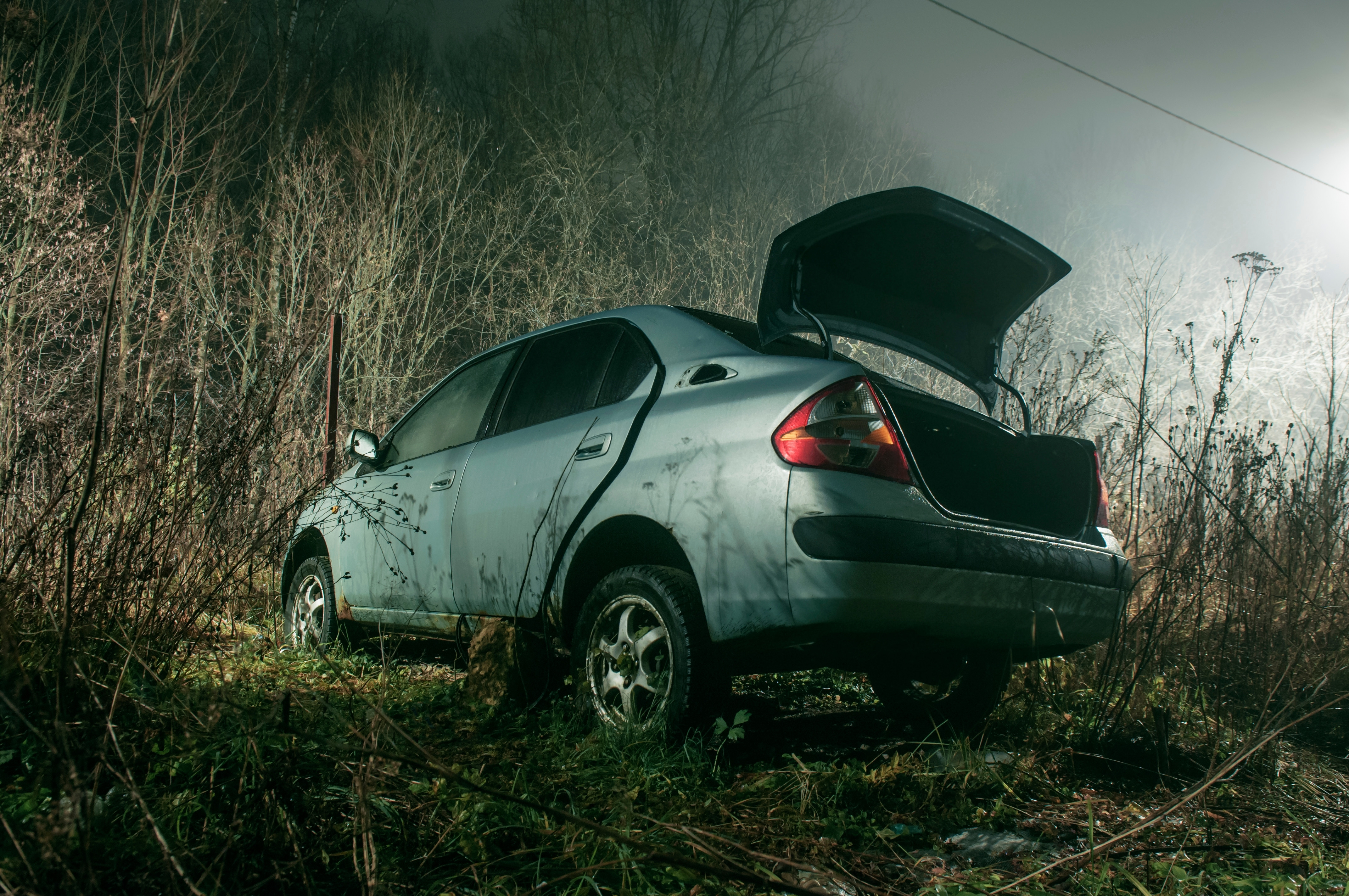 Bunuri de jumătate de milion de euro, descoperite într-o mașină abandonată pe câmp, în Călărași