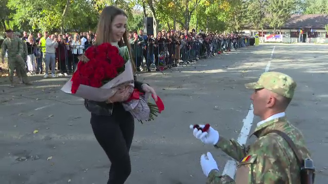 Soldații Batalionului 300 Infanterie Mecanizată din Galați au depus jurământul. Un recrut și-a cerut iubita de soție