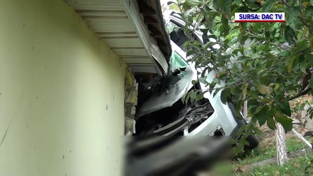Un bărbat din Iași a murit după ce a intrat cu mașina într-o casă. Tocmai se certase cu soția lui