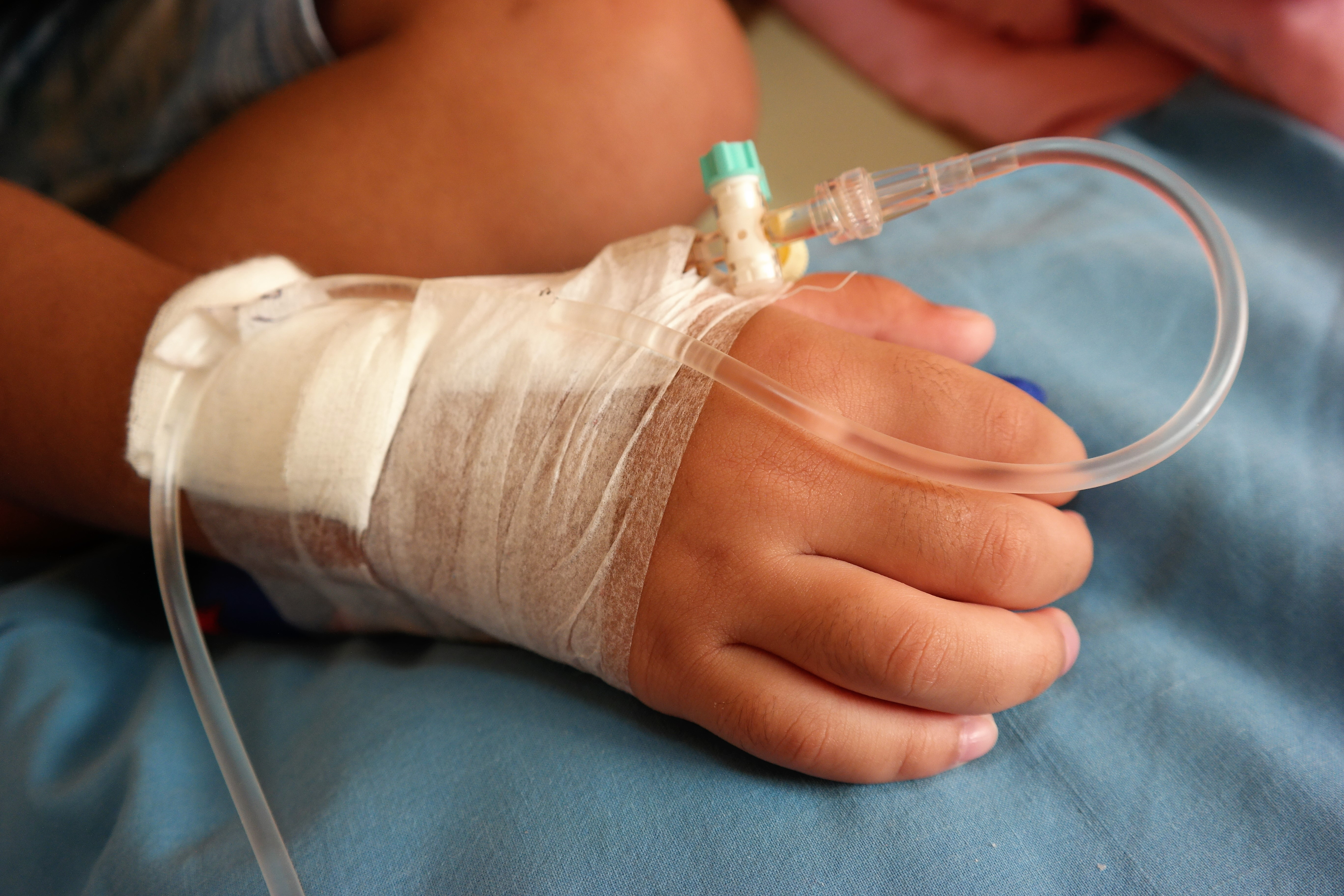 Doi copii de 3 și 5 ani au fost bătuți cu bestialitate de părinții lor. Cei mici au fost internați în spital