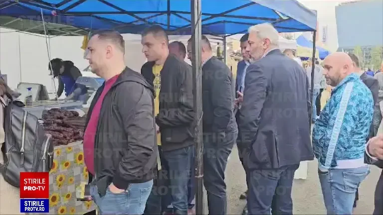 Nicolae Ciucă a poftit la cârnați. Președintele PNL a stat la coadă la Indagra