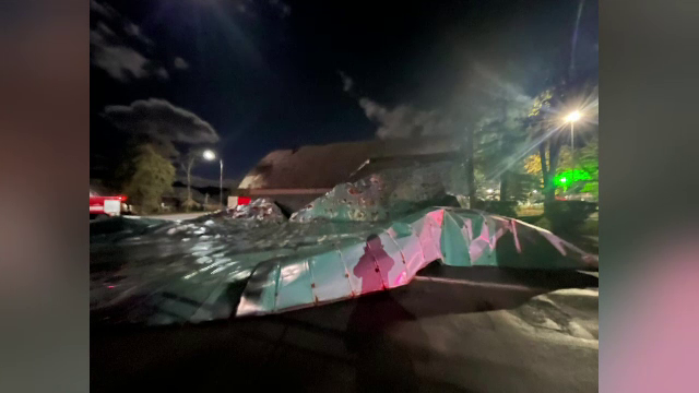 Furtună puternică în Suceava. Acoperișul unui complex sportiv a fost smuls cu totul de vânt