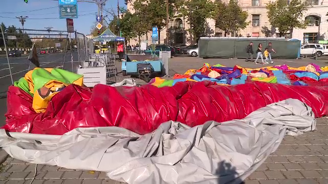 Incident la un festival din București. Patru copii au fost răniți după ce un tobogan gonflabil a fost luat de vânt. FOTO