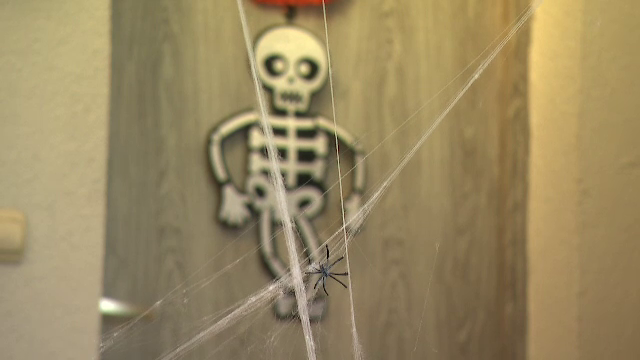 „O să vină fantome”. Pregătirile de Halloween sunt în toi