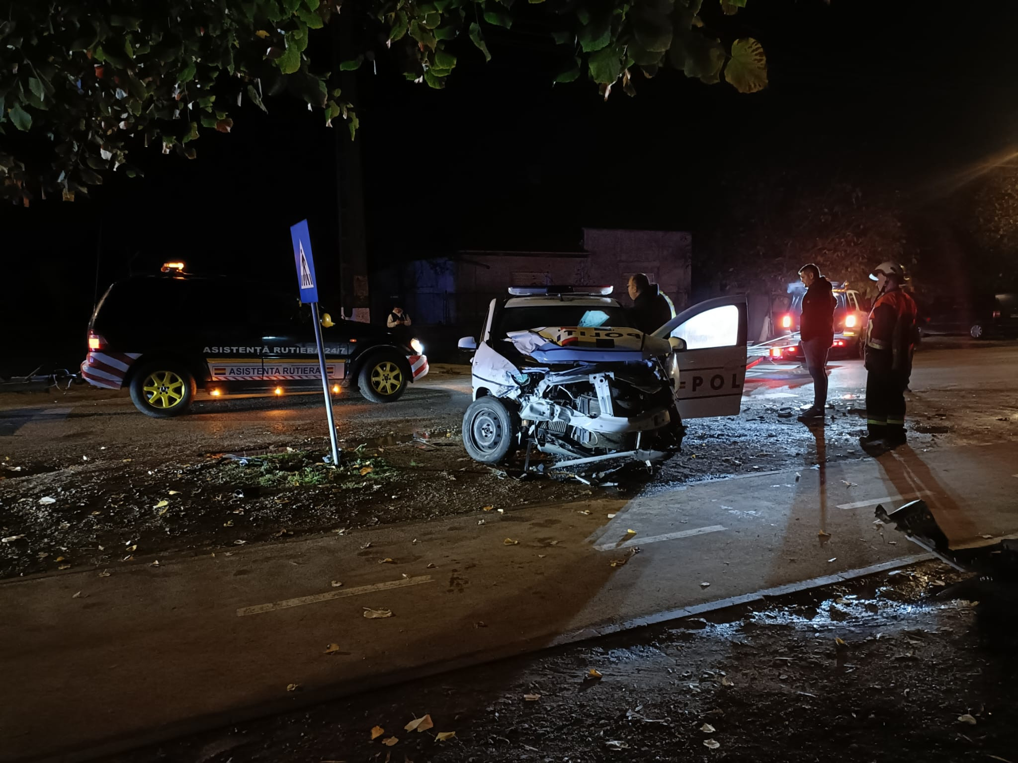 Cei patru tineri urmăriţi de autorități implicaţi într-un accident au fost prinşi. Doi dintre poliţişti, răniţi grav | FOTO