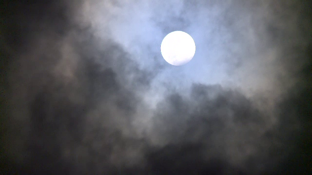 Eclipsă parțială de Lună, vizibilă și din România. Fenomenul a adunat oamenii în mai multe observatoare astronomice din țară