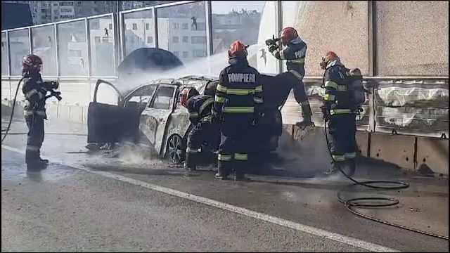 O mașină a luat foc pe o stradă din Iași. Șoferul a reușit să iasă din vehicul înainte ca acesta să fie cuprins de flăcări