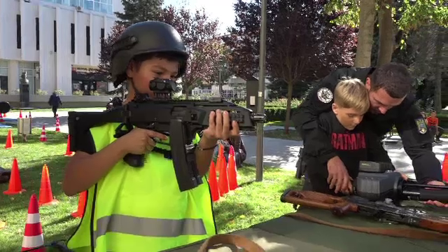 Centrul orașului Vaslui s-a umplut sâmbătă de polițiști. Oamenii legii i-au surprins pe localnici cu demonstrații