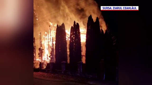 Casă din Neamț, învăluită de flăcări imense. Focul s-a extins cu o viteză incredibilă