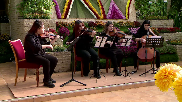 Expoziția "Flori de toamnă" de la Iași a încântat publicul cu un concert. Mii de oameni au participat. „Foarte interesant”