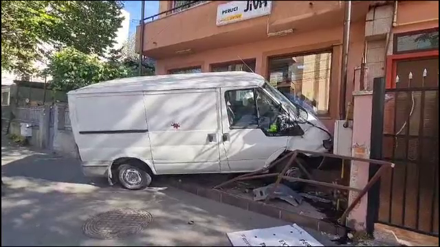 La un pas de tragedie. Un șofer băut s-a oprit cu duba pe trotuar, pe treptele din fața unui magazin din Constanța