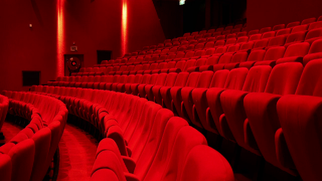 Interesul pentru cultură a scăzut. Oamenii nu mai merg la muzee, expoziții ori spectacole. Ce preferă în schimb