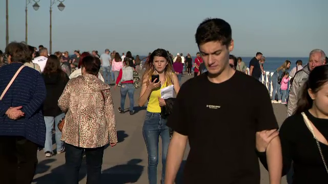„Foarte frumos, e o vară care a înlocuit toamna”. Vremea frumoasă i-a scos pe turiști la plimbare pe malul mării