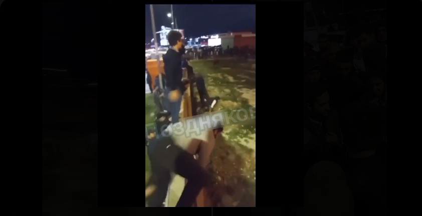 Ruși din Daghestan care strigă ”Allahu Akbar” au luat cu asalt un aeroport pentru a ataca evrei VIDEO