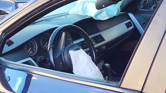 Un pieton a fost lovit de mașină pe trotuar, în Pitești. Șoferul a lovit și două autoturisme parcate