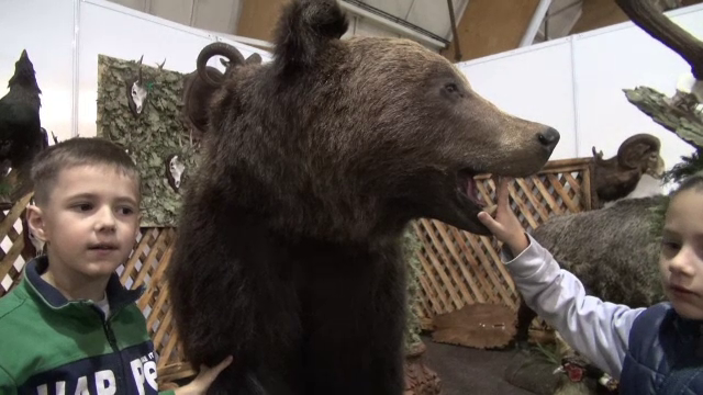 Expoziție pentru pasionații de vânătoare, la Bacău. Prețul uriaș al unui binoclu de ultimă generație: E cea mai nouă jucărie