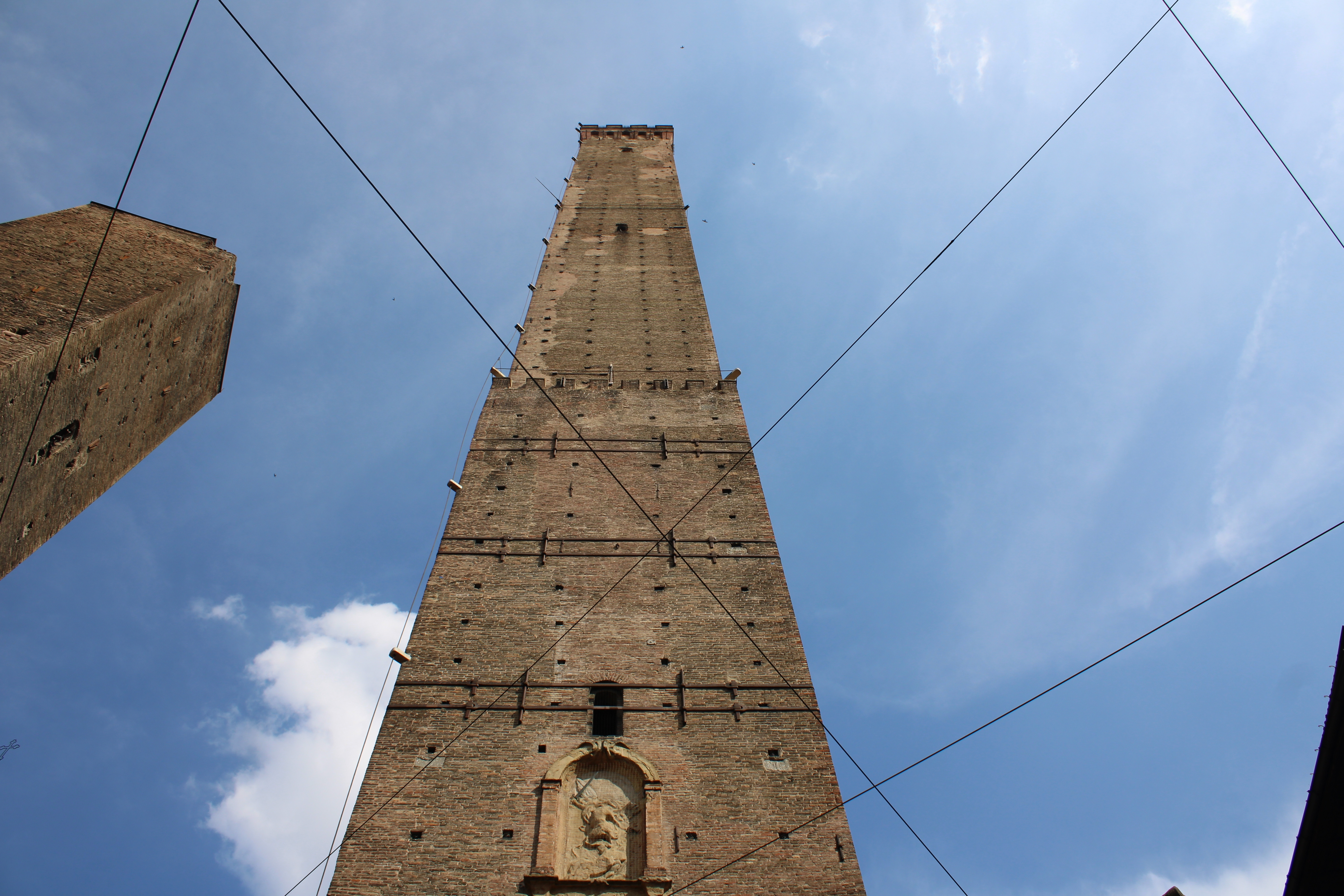 „Sunt îngrijorat din mai multe puncte de vedere”. Turnul înclinat din Bologna a fost închis temporar