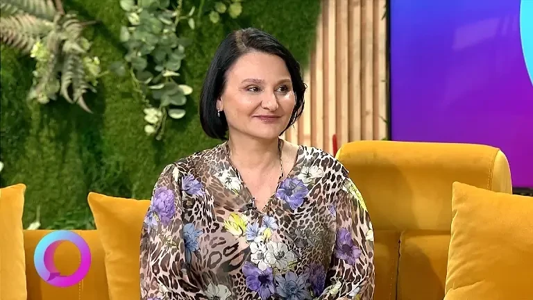 Căderea părului, semnal de alarmă. Când ne dăm seama că ne cad prea multe fire și cât ajută de fapt uleiul de ricin