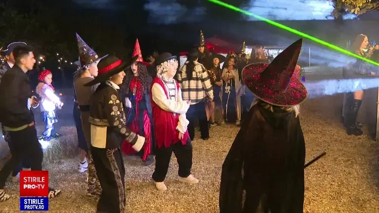 Românii au petrecut în avans de Halloween. ”Genial, îmi place mult atmosfera”