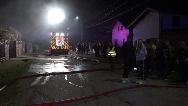 Dezastru într-un sat din Prahova. Patru gospodării au fost distruse de un incendiu. Mai multe animale au murit