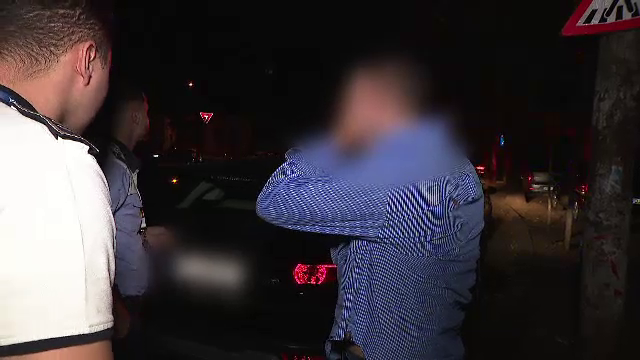 Bărbat băut prins în București după o urmărire spectaculoasă. Polițiștii i-au spart geamul pentru a-l reține