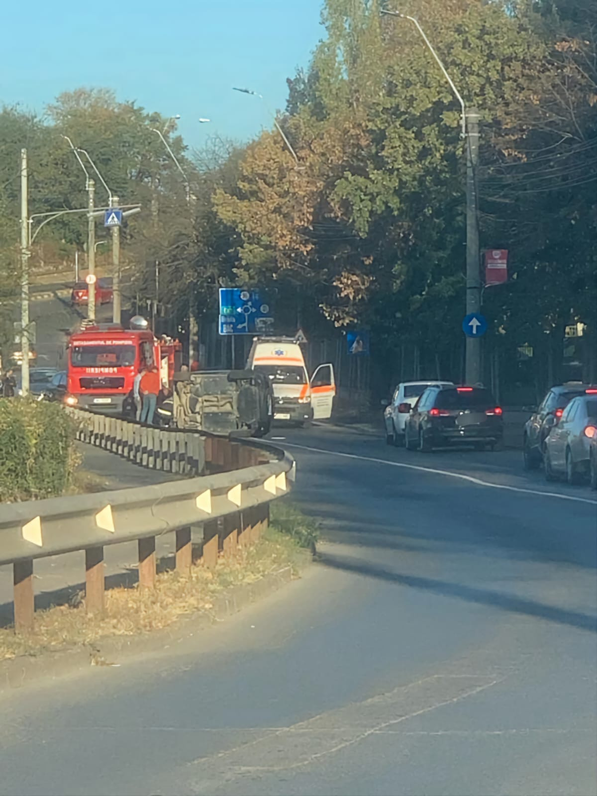 Două femei au fost lovite de o maşină pe trecerea de pietoni, în Galați. Șoferul s-a răsturnat apoi cu autovehiculul. FOTO