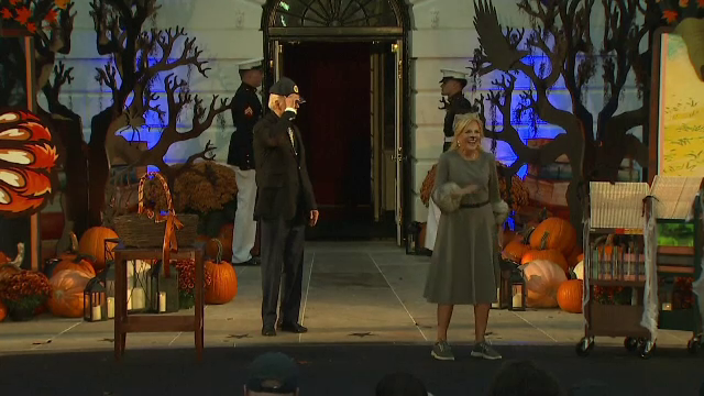 Cum s-a deghizat Jill Biden de Halloween. A purtat urechi de felină și o coadă. GALERIE FOTO