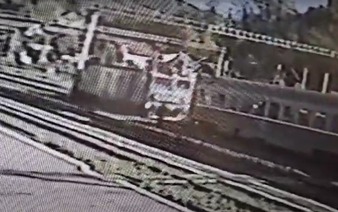 Accident grav în Gara Ilva Mică. O locomotivă a lovit violent un tren de călători. VIDEO cu impactul