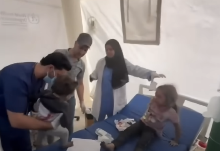 Momentul emoționant în care două surori palestiniene sunt reunite în spital. „Sora mea, draga mea” | VIDEO