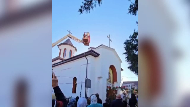 De ce IPS Teodosie s-a urcat cu macaraua deasupra bisericii pentru a sfinți două cruci. Explicațiile Arhiepiscopiei Tomisului