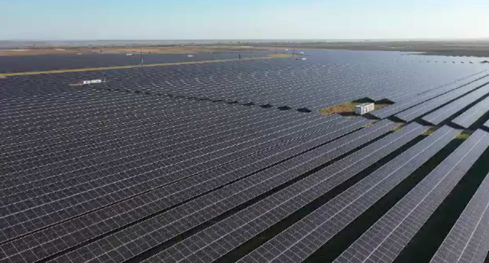 Cum arată cel mai mare parc fotovoltaic din sud-estul Europei, inaugurat în Argeș. Are suprafața a 200 de terenuri de fotbal