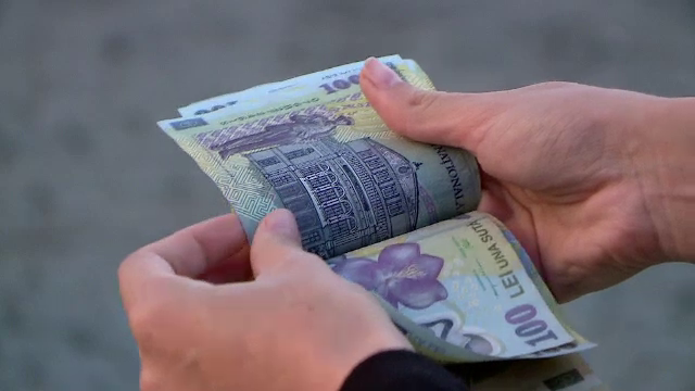 Raport: Românii preferă plățile cu bani cash. Plata cu cardul, doar la cumpărăturile mari