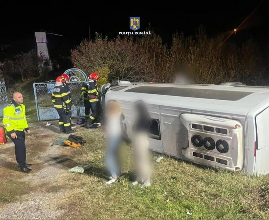 Microbuz implicat într-un accident pe DN7. Opt persoane au ajuns la spital