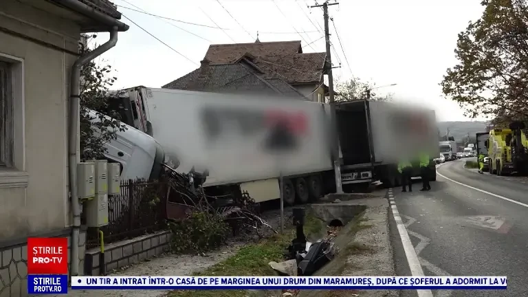 Un șofer a intrat cu tirul într-o casă din Maramureș: ”Și-a văzut moartea cu ochii, Doamne ferește!”. Cum s-a întâmplat