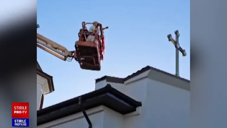 De ce IPS Teodosie s-a urcat cu macaraua deasupra bisericii pentru a sfinți două cruci. Explicațiile Arhiepiscopiei Tomisului