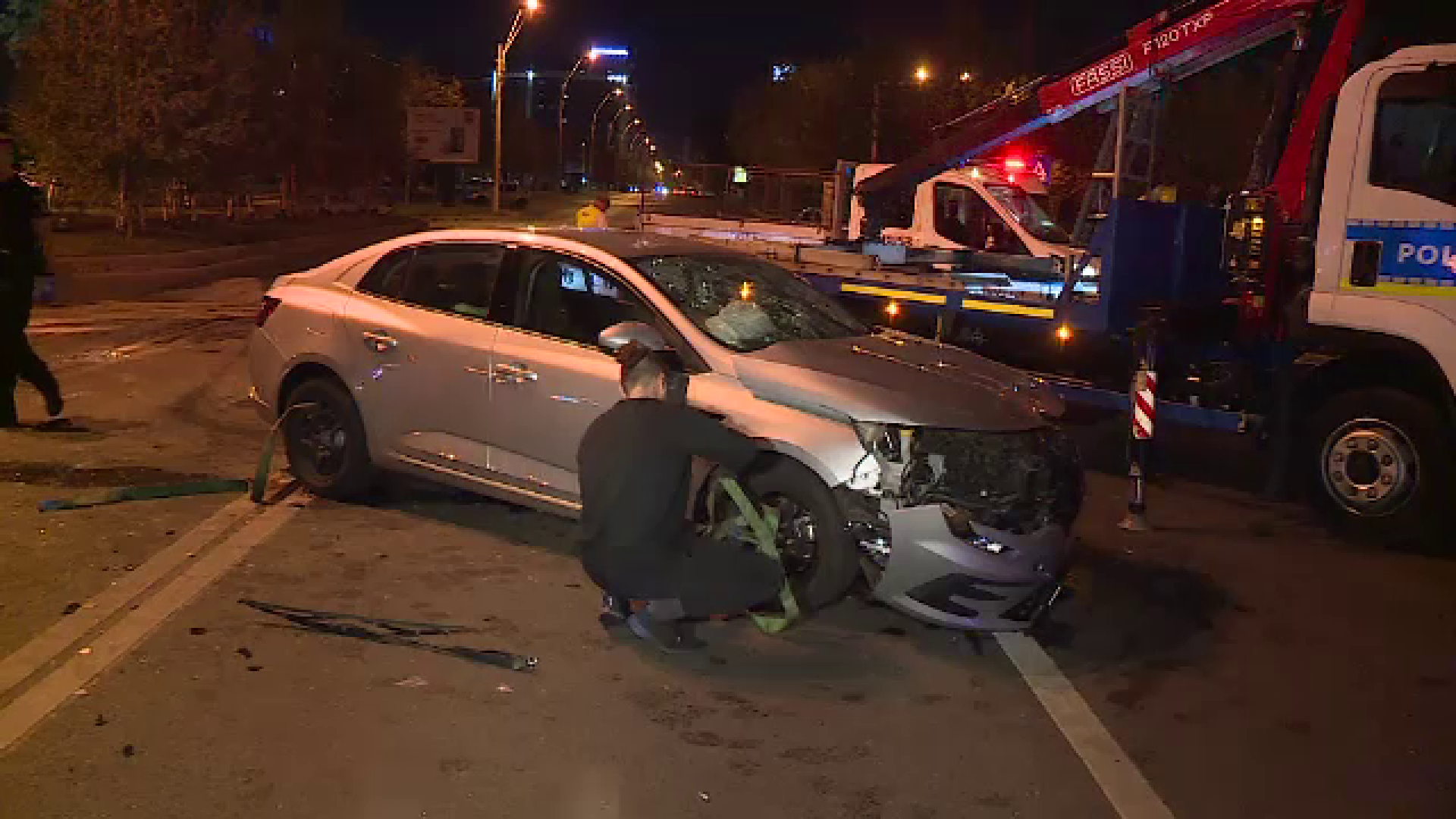 Accident într-o intersecție din București, între o mașină și un autobuz. Două persoane au fost rănite