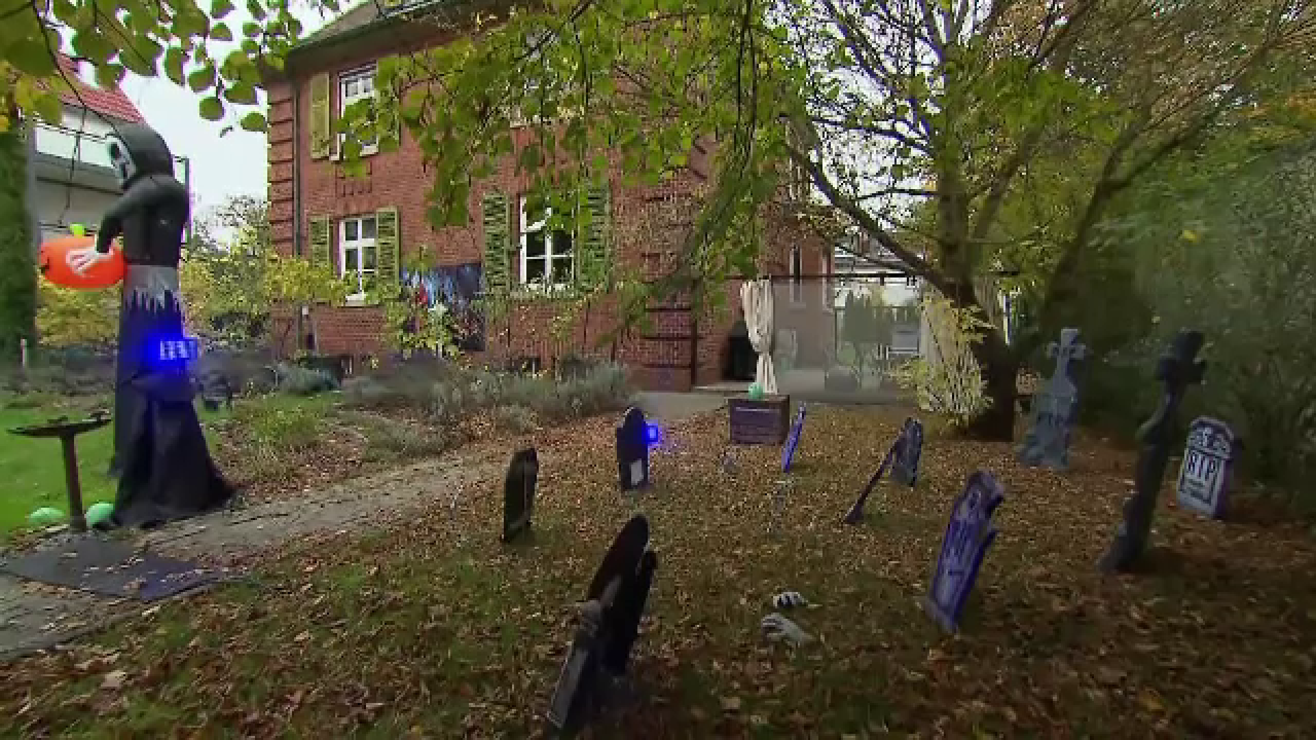 "Febra" Halloween cuprinde tot mai multă lume. O femeie din Frankfurt își transformă în fiecare an locuința