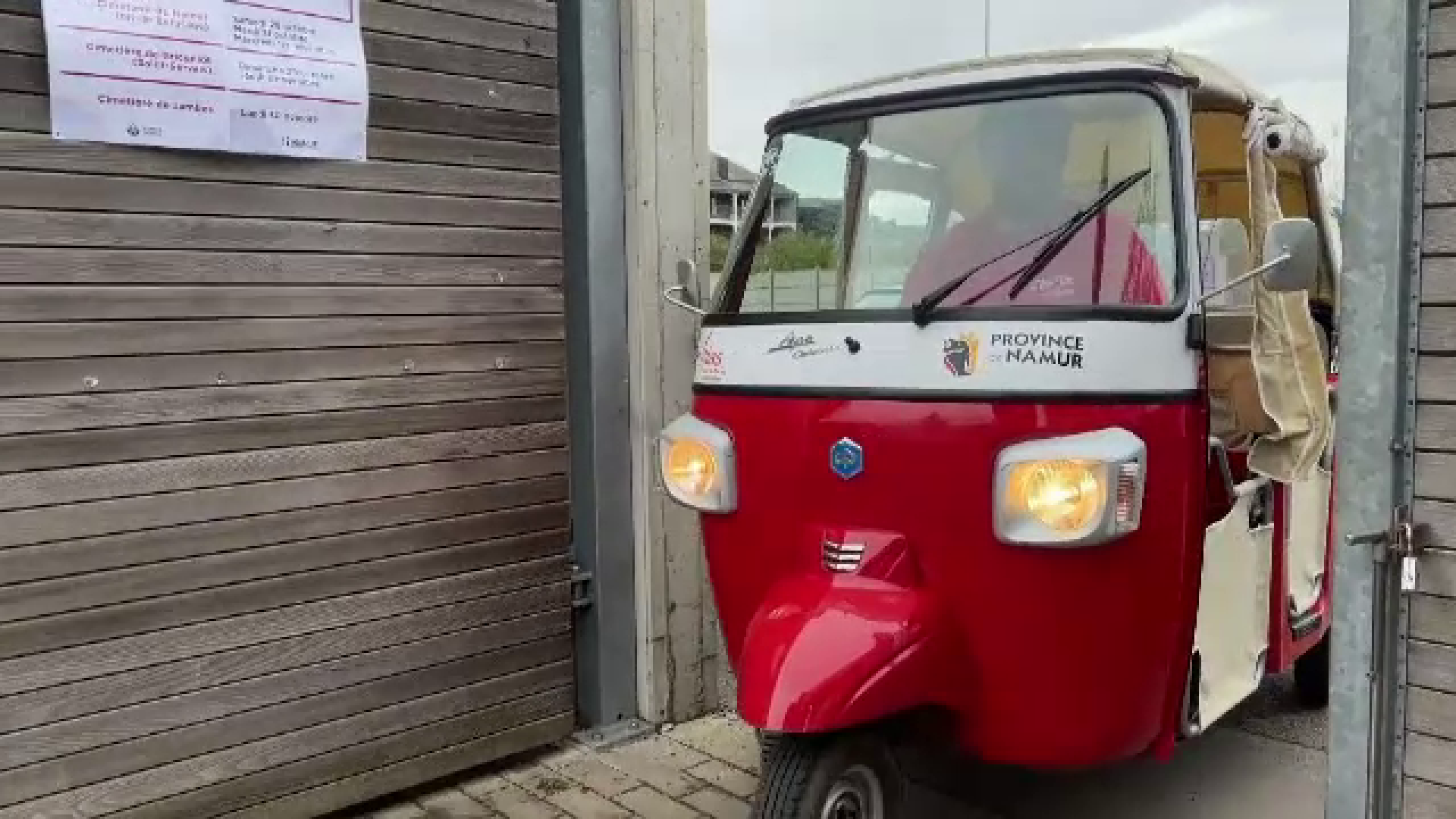 Un tuk tuk va circula în toate cimitirele dintr-un oraș belgian, pentru a-i transporta pe vârstnici la morminte
