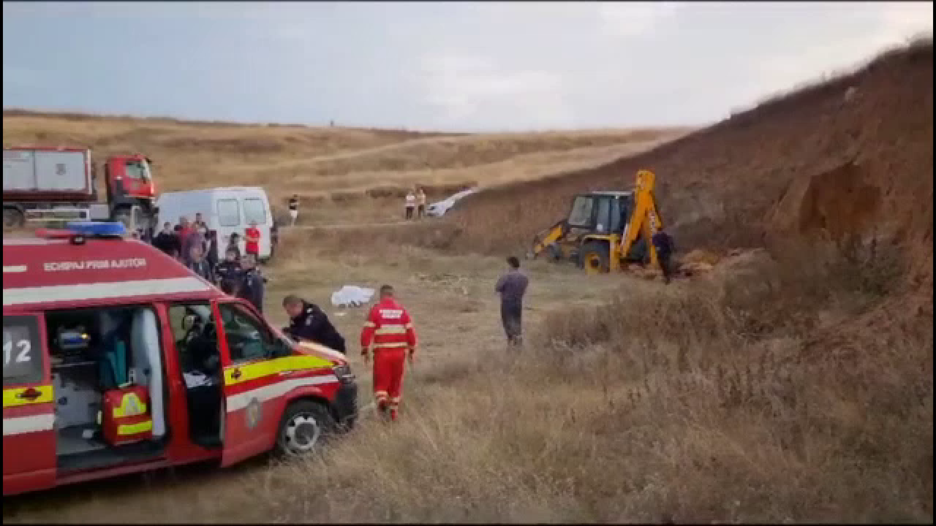 O femeie și un bărbat din județul Olt au fost acoperiți de un mal de pământ în timp ce adunau lut roșu. Ea a murit