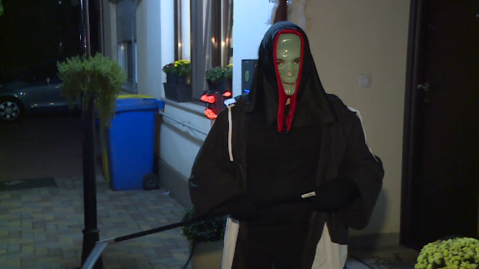 Copiii s-au umplut de dulciuri, costumați de Halloween: ”Și eu într-un schelet, nu prea știu”. Cât a costat un machiaj