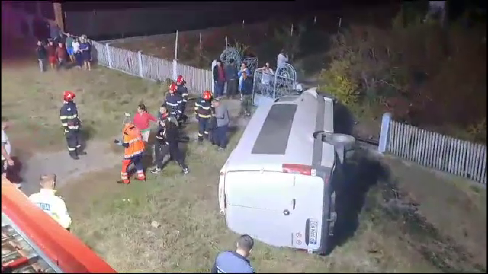 Un microbuz în care se aflau 12 pasageri s-a răsturnat într-un șanț în localitatea Fețeni. Opt persoane au fost rănite