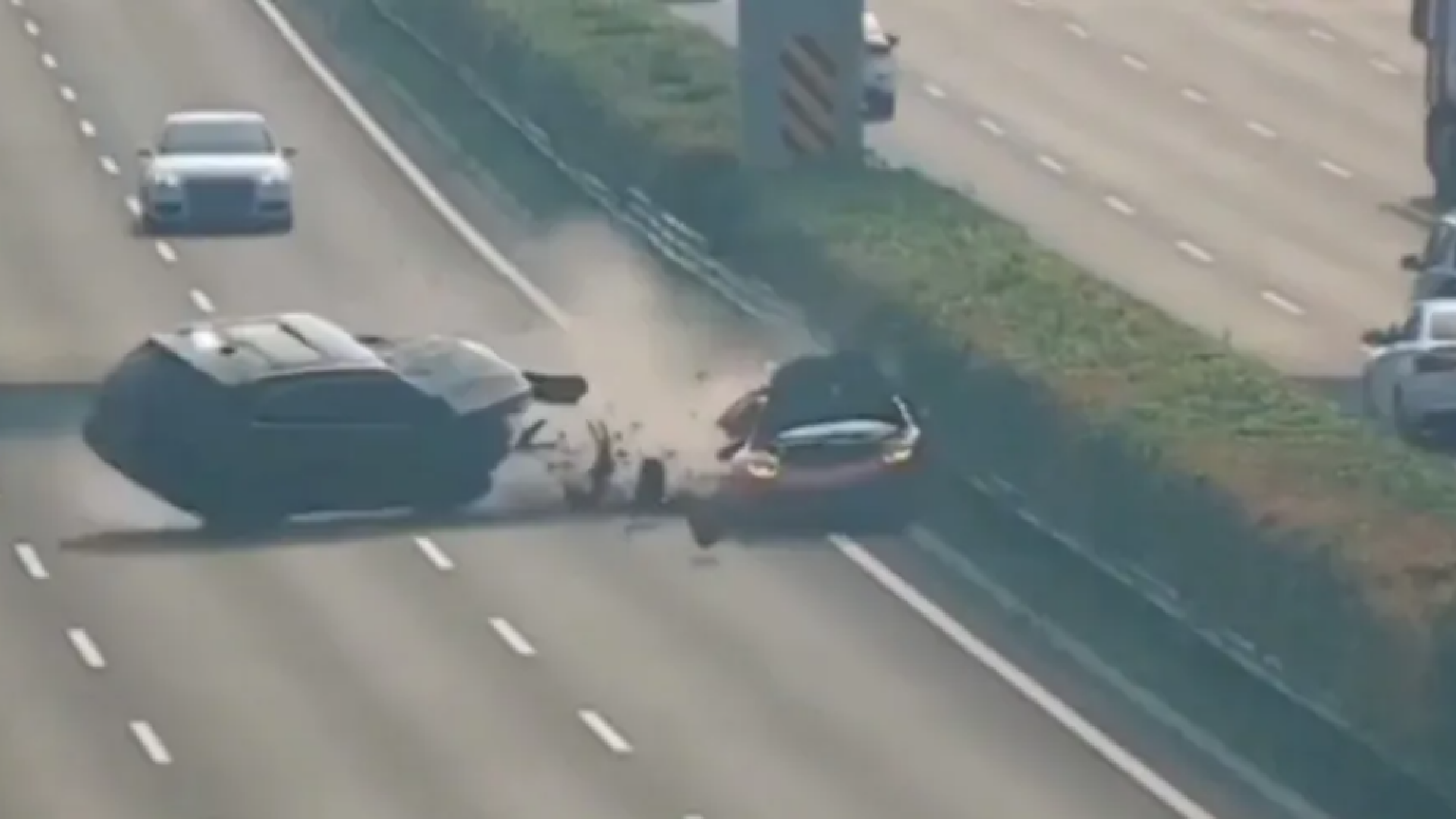 Un Lamborghini și un SUV s-au făcut praf pe o autostradă. Unul dintre bolizi era oprit pe banda de urgență. FOTO