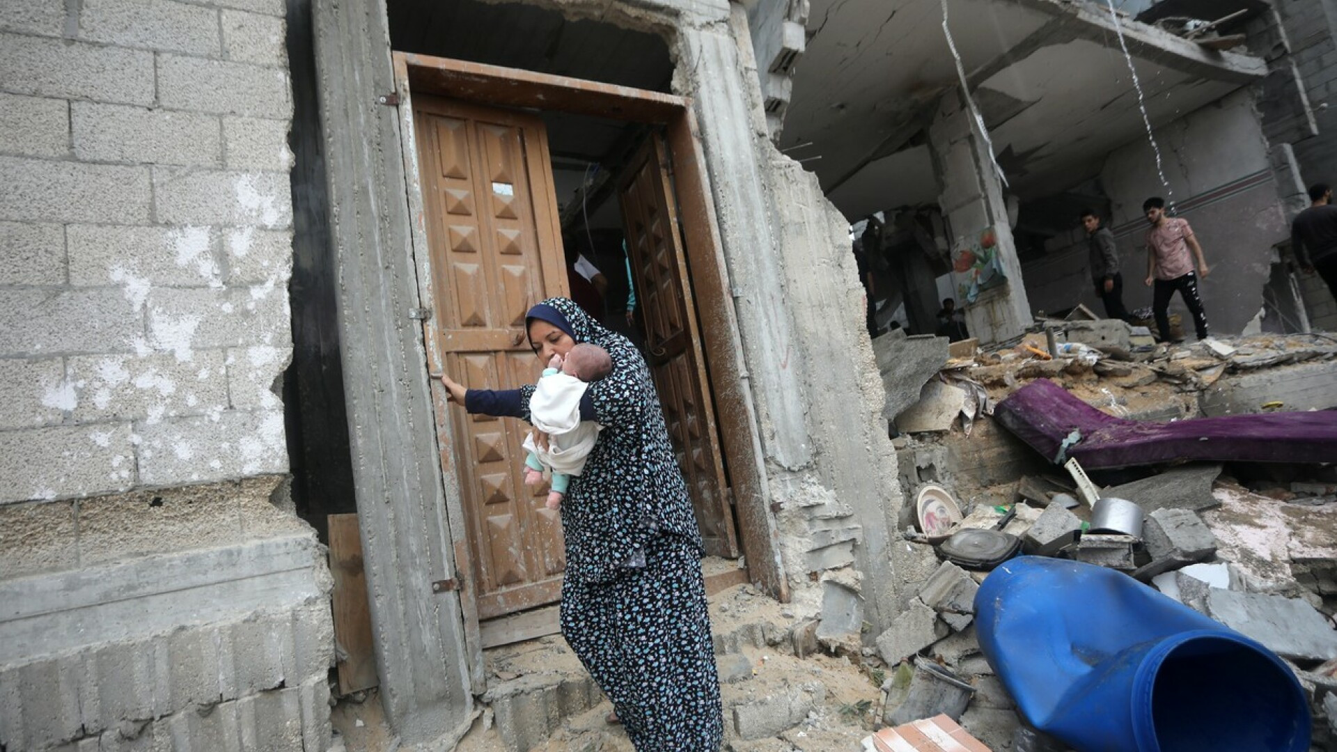 Femeile din Gaza sunt supuse operațiilor de cezariană la lumina torțelor și fără anestezie