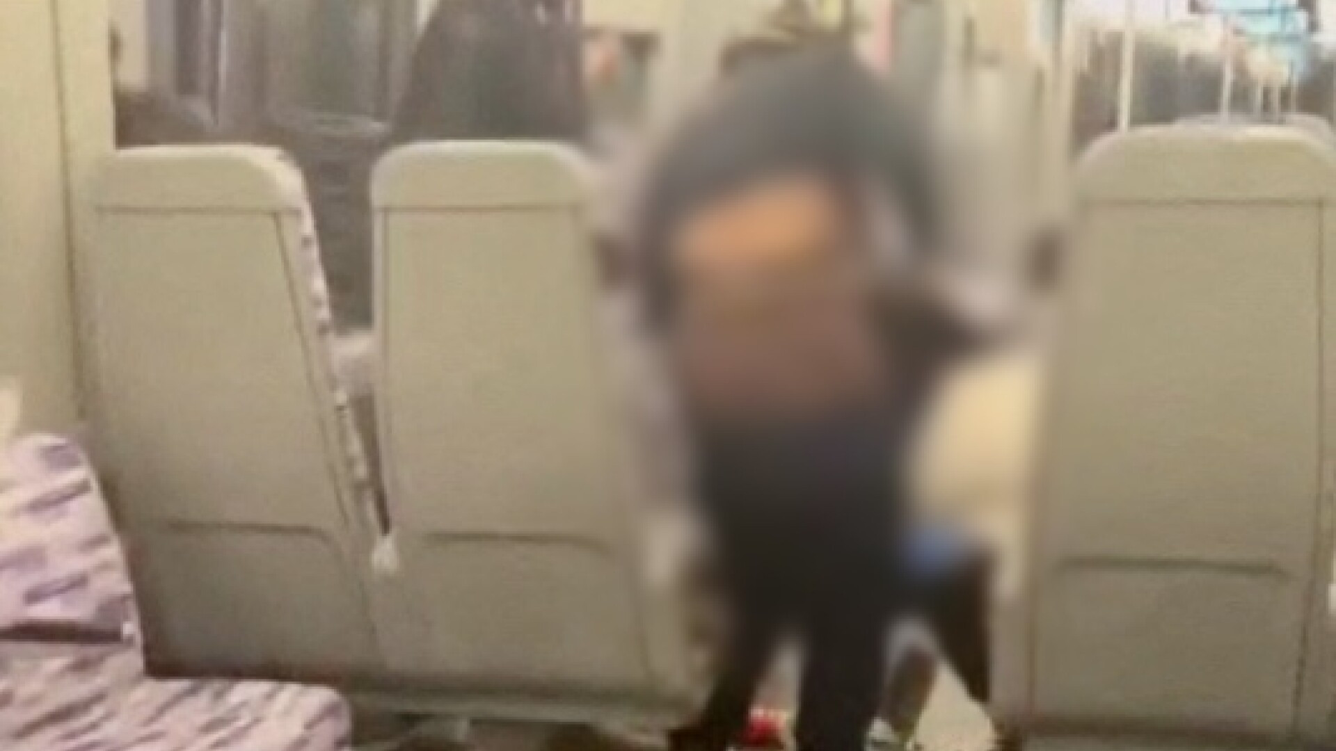 Scene șocante într-un tren din Londra. O femeie a ajuns la spital după ce a fost bătută cu bestialitate de alte două