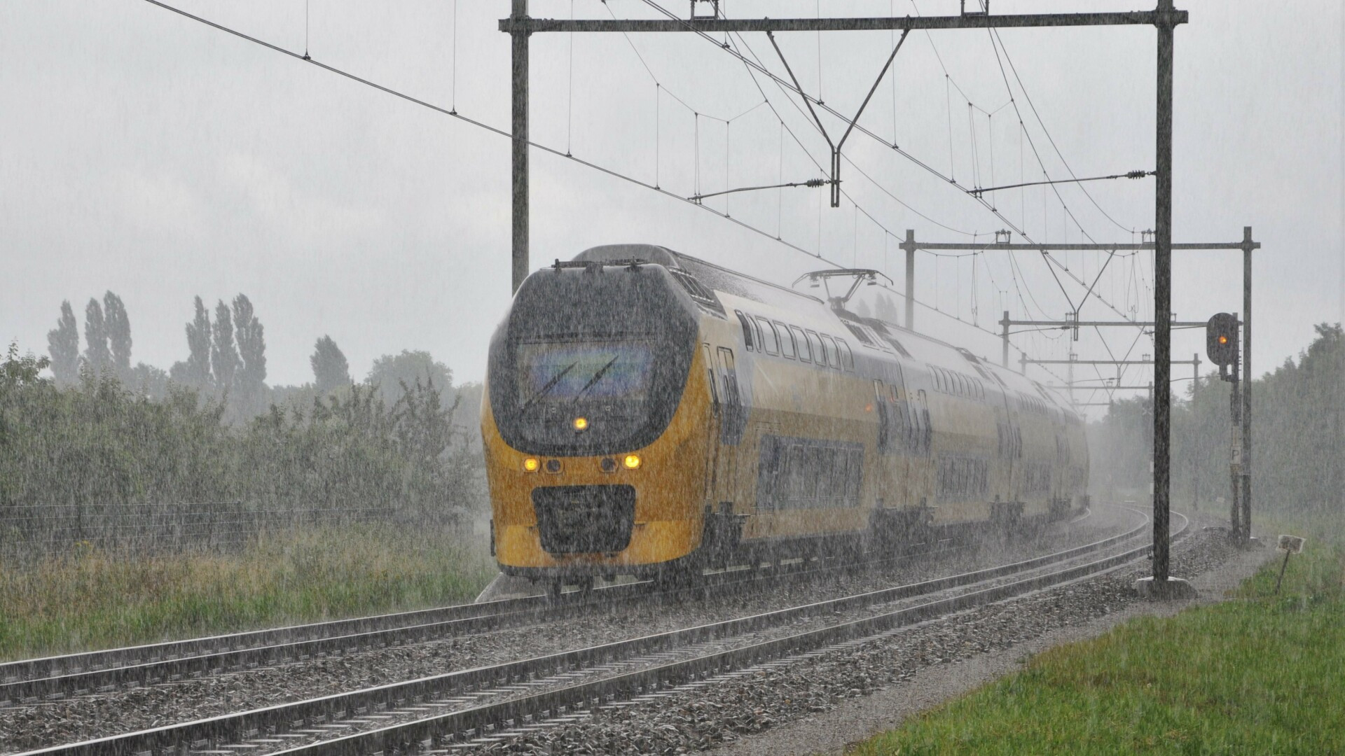 MAE, atenţionare de călătorie pentru Franţa. Circulaţia mai multor trenuri va fi oprită după un cod portocaliu de furtună