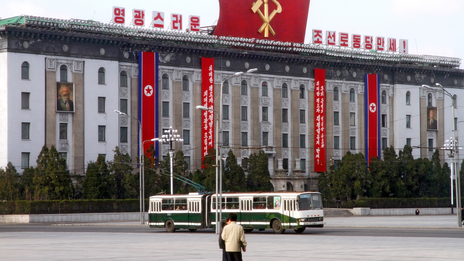 Coreea de Nord nu are bani nici pentru ambasade și le închide chiar și în țările prietene. Sursa bizară de valută din Africa