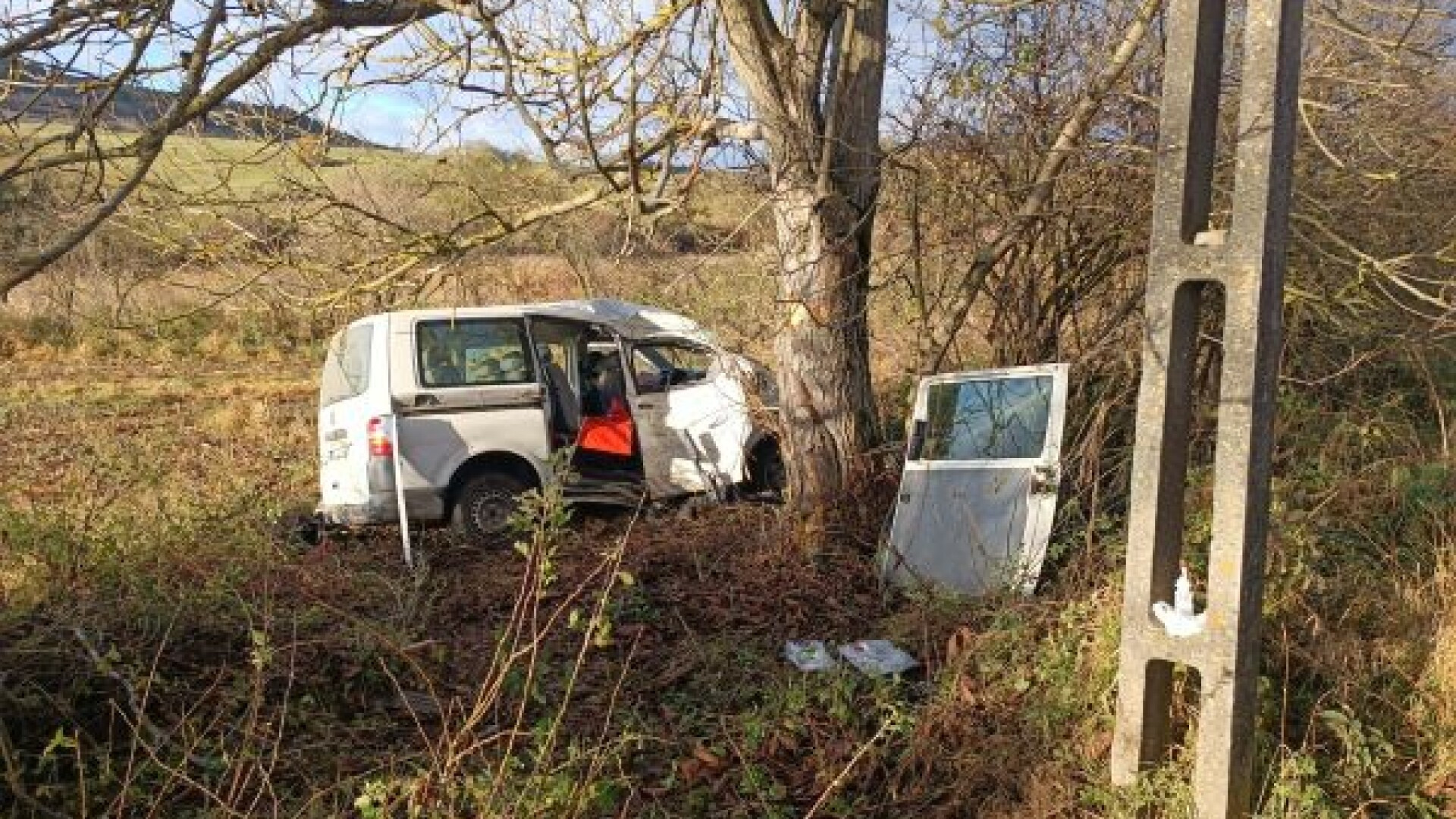 Patru răniți după ce microbuzul în care se aflau s-a izbit de un copac. Șoferul încerca să evite impactul cu un utilaj. FOTO